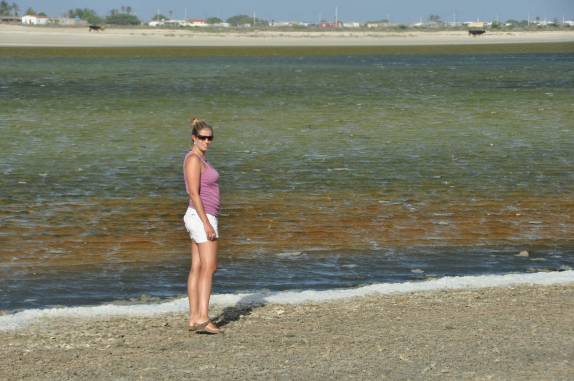 A colorida Laguna Cumaraguas, na península de Paraguaná, ponto mais ao norte da Venezuela